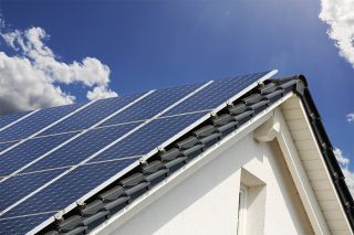 Foto: Einfamilienhaus mit Solaranlage