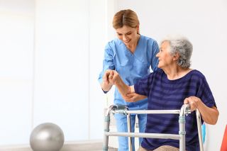 Foto: Pflegerin mit alter Dame